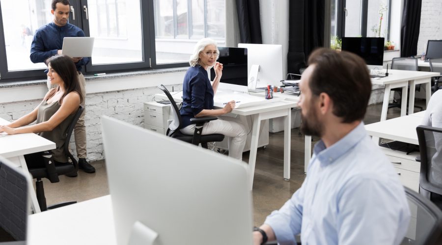 Co trzeci pracodawca zauważa spadek zaangażowania pracowników, jednak same podwyżki nie rozwiążą tego problemu